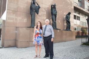 O ascensorista Dirceu de Morais e sua companheira Rosângela da Silva aproveitam a oportunidade de oficializar a relação de 22 anos