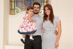 A servidora Adriana Castelo Branco, da 9ª Vara da Fazenda Pública, e André Lourenço, com a filha  do casal, Clara, de um ano e meio