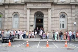 Casais e padrinhos aguardam início do evento no prédio da Emerj
