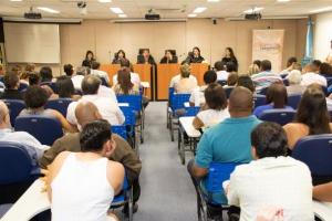 Casais durante encontro sobre a importância da oficialização das uniões