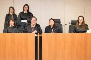 Juízas Andréa Barroso Silva de Fragoso, Flávia Justus (em pé), Lísia Carla Rodrigues, Raquel de Oliveira, Daniela Brandão Ferreira e Mylene Glória Pinto Vassal (sentadas) no auditório Penalva Santos