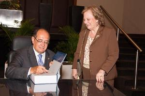 O ministro do STF Gilmar Mendes autografa seu livro para a presidente do TJRJ, desembargadora Leila Mariano (Foto: Alexandre Moreira)