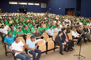 O auditório da Emerj recebeu a festa de confraternização de fim de ano dos programas sociais do Deape (Foto: Alexandre Moreira)
