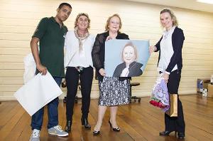A presidente do TJRJ, desembargadora Leila Mariano, entre a diretora do Deape, Rosilea Di Masi Palheiro, e a desembargadora Cristina Gaulia, recebe seu retrato das mãos do artista plástico Ricardo Alexandre, do projeto "Jovens Mensageiros" (Foto: Alexandre Moreira)