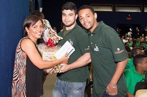 Integrantes do projeto 'Jovens Mensageiros' entregam cesta de natal para assistente social do Deape (Foto: Alexandre Moreira)