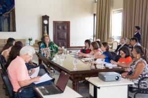As Desembargadoras Leila Mariano e Ana Maria Pereira, juízes auxiliares e diretores do TJRJ, representantes da Emerj e da Vunesp reuniram-se para traçar os últimos detalhes do edital do concurso para juiz leigo (Foto: Alexandre Moreira)