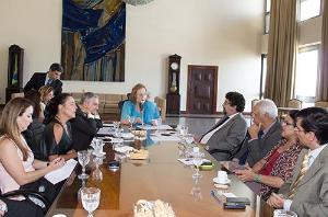 A Presidente Leila Mariano com o Desembargador Jessé Torres, as Juízas Auxiliares Tania Paim e Maria Paula Galhardo e os Professores da UERJ Ricardo Vieiralves, Paulo Volpato, Monica Heilbron e Marcelo Henrique da Costa (Foto: Alexandre Moreira)