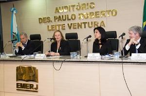 A Presidente Leila Mariano com o Desembargador Jessé Torres e os professores Alexandra Amaral e Rafael Carvalho (Foto: Alexandre Moreira)