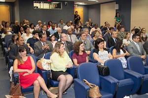 Alunos, familiares e amigos participam da cerimônia de formatura da primeira turma de pós-graduação em Direito Administrativo da Emerj (Foto: Alexandre Moreira)