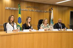 A diretora de Gestão de Pessoas, Beatriz Bezerra de Menezes Souza Gaspar; a Juíza Auxiliar da Presidência, Maria Paula Gouvêa Galhardo; a Presidente do TJRJ, Desembargador Leila Mariano; e o Juiz Auxiliar da Corregedoria Geral de Justiça, Paulo Roberto Sampaio Jangutta, durante solenidade de nomeação e lotação dos novos servidores do Judiciário fluminense (Foto: Alexandre Moreira)