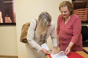 A Presidente Leila Mariano e a jornalista Márcia Peltier durante assinatura de convênio entre o TJRJ e a ONG Entre Amigas. (Foto: Alexandre Moreira)