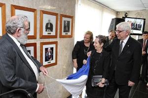 O desembargador Azevedo Pinto descerra retrato, na Galeria de Corregedores, ao lado da esposa, do Corregedor Valmir de Oliveira e da presidente Leila Mariano (Foto: Luiz Henrique Vicent)