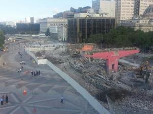 Operários do Porto Maravilha trabalham sobre os escombros do que era o Elevado da Perimetral: durante o dia, os técnicos irão demolir estruturas menores (Foto: Felipe Barreto)
