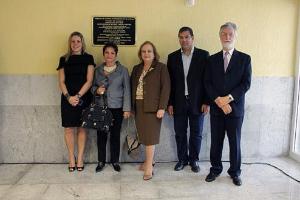 A desembargadora Leila Mariano, a juíza diretora do fórum, Paloma Pessanha, a nora do homenageado, Maria Aparecida Ventura, o prefeito Alessandro Calazans e o desembargador Manoel Alberto descerraram a placa de inauguração.