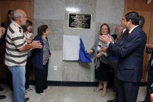 A presidente Leila Mariano descerrou a placa de inauguração, acompanhada pela família do homenageado e pelos magistrados