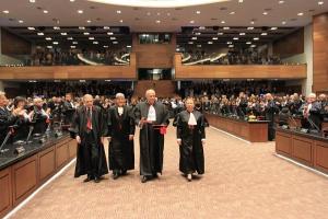 Desembargador Luiz Fernando Ribeiro de Carvalho, sendo conduzido pelos seus padrinhos, desembargadores Sérgio Lúcio de Oliveira e Cruz, Jessé Torres e Maria Angélica Guimartães Guerra Guedes