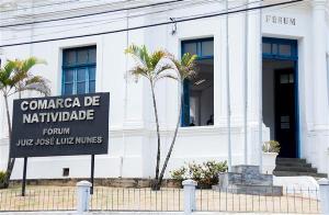 O Fórum de Natividade, comarca localizada no Noroeste fluminense, já exibe o nome de José Luiz Nunes em sua fachada. ( Foto: Brunno Dantas.)