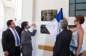 Ricardo Nunes ( esq.) descerra a placa que homenageia seu pai, o juiz José Luiz Nunes, acompanhado por seu filho, pelo desembargador Sergio Lúcio de Oliveira Cruz e da juíza Leidejane Chieza Gomes da Silva. ( Foto: Brunno Dantas.)