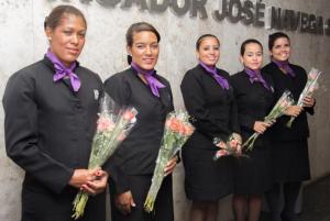 Mulheres receberam flores no final do evento (Foto: Brunno Dantas)