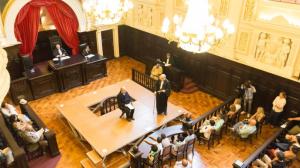 O Salão do Primeiro Tribunal do Júri visto do alto: texto utilizou trechos dos Autos da Devassa, processo movido pela Coroa contra Tiradentes