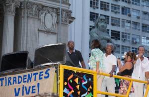Tiradentes em dois planos: o ator Milton Gonçalves e a estátua do herói em frente à sede da Alerj: cortejo teve mais de 600 pessoas (fotos: Brunno Dantas)