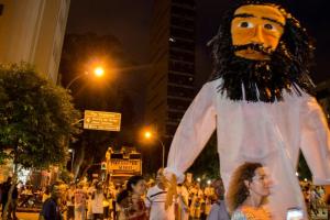 O boneco do Tiradentes criado para o cortejo: o herói nacional teve novo 'julgamento'