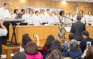 A cantora Ana Rosa Foch acompanhada do coral da Mútua dos Magistrados. (Foto: Brunno Dantas/TJRJ)