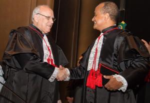 O pres. do TJRJ, des. Luiz Fernando Ribeiro de Carvalho, cumprimenta o colega empossado: desembargador já atuou no Corpo de Bombeiros (foto: Brunno Dantas/TJRJ)