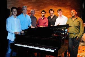 Desembargador Wagner Cinelli ao lado de integrantes da Banda Urca Bossa Jazz