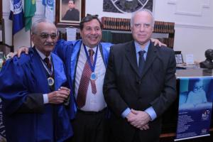O novo imortal, desembargador Perterson Barroso Simão, entre o presidente da Academia Fluminense de Letras, Waldemir de Bragança, e o presidente do TJRJ, desembargador Luiz Fernando Ribeiro de Carvalho (Foto: Luis Henrique Vicent / TJRJ)