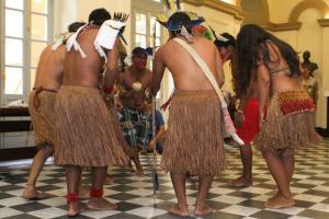 Grupo índigena canta e dança na abertura do seminário "O Rio de Janeiro continua Índio" (foto Brunno Dantas/TJRJ)