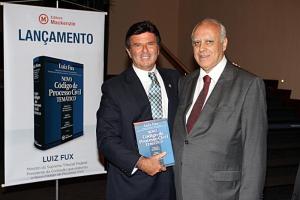 O presidente do TJRJ, desembargador Luiz Fernando Ribeiro de Carvalho, fez questão de prestigiar o lançamento do livro do ministro do STF Luiz Fux (Foto: Luis Henrique Vicent/TJRJ)