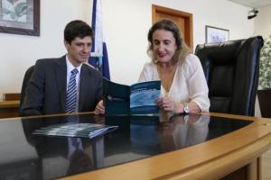 A corregedora-geral da Justiça, desembargadora Maria Augusta Vaz, e o juiz auxiliar da CGJ, Aroldo Gonçalves Pereira Junior, que coordenou a elaboração da cartilha