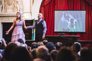 A soprano Sylvia Salusti e o barítono Marcelo Coutinho se apresentam: a perfomance dos dois e as imagens dos filmes Disney encantaram o público (fotos: Divulgação)