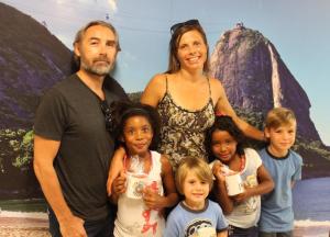 Ingrid e Yasmin com os novos pais e irmãos: mudança para os EUA ainda neste ano (foto: Gustavo Lethier/TJRJ)