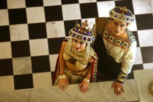 A dupla de cicerones formada pelos imperadores Justiniano e Teodora apresenta o Antigo Palácio da Justiça aos visitantes (foto: Divgulgação/CCPJ-Rio)