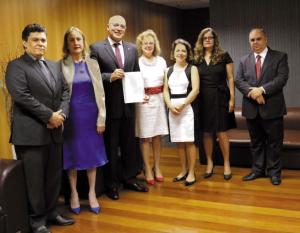 O diretor-geral da DGFEX, Marcelo El-Jaick; a corregedora-geral da Justiça, desembargadora Maria Augusta Vaz; o presidente da Anoreg-RJ, Carlos Firmo; a juíza auxiliar da CGJ, Regina Chuquer; a presidente da Arpen-RJ, Priscilla Millhomen; a juíza auxiliar da CGJ, Ana Lúcia Vieira do Carmo; e o diretor da DIMEX, José Euclides Guinancio