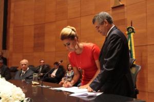 A juíza Renata Gil assina termo de posse como presidente da Amaerj, observada pelo seu antecessor,  juiz Rossidélio Lopes da Fonte e pelo presidente do TJRJ, desembargador Luiz Fernando Ribeiro de Carvalho (Foto: Luis Henrique Vicent/TJRJ)