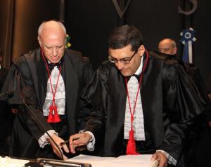 Presidente do TJRJ, desembargador Luiz Fernando Ribeiro de Carvalho, dá posse ao novo desembargador Luiz Roldão de Freitas Gomes Filho (Foto Luis HenriqueVicent/TJRJ)