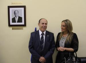 Acompanhado da esposa, Claudia Guimarães, o desembargador Luiz Eduardo Guimarães Rabello lembra a trajetória profissional e agradece a homenagem.