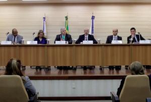 Na mesa, os desembargadores Paulo Rangel, Maria Augusta Vaz, Caetano Ernesto da Fonseca Costa, Luiz Fernando Ribeiro de Carvalho, Abel Fernandes Gomes e o juiz Sérgio Moro