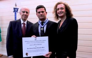 Os desembargadores Luiz Fernando Ribeiro de Carvalho e Nilza Bitar entregam ao juiz Sérgio Moro o Colar do Mérito Judiciário