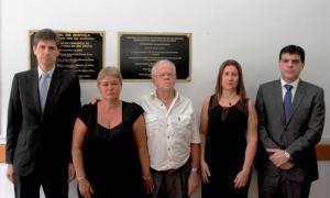 O juiz Aroldo Gonçalves, a irmã da homenageada, Marise, o pai,  Francelino, e os juízes Vânia Mara e Rafael Rodrigues