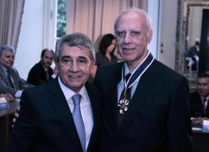 O presidente do TJRJ, desembargador Luiz Fernando Ribeiro de Carvalho, recebeu a comenda do presidente do TCM-RJ, Thiers Vianna Montebello
