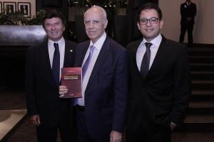 O presidente do TJRJ, desembargador Luiz Fernando Ribeiro de Carvalho (ao centro), prestigiou o lançamento do livro do ministro Luiz Fux (à esquerda) e do professor Carlos Eduardo Frazão