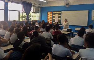 A psicóloga Marcia Fayad conversa sobre violência no cotidiano com alunos Escola Municipal Menezes Côrtes