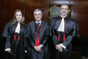 O presidente do TJ, desembargador Milton Fernandes (ao centro), entre a desembargadora Cintia e o desembargador Ayoub