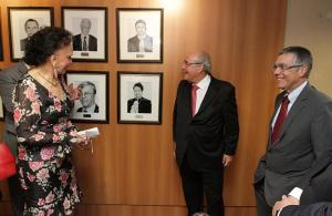 A desembargadora Nilza Bitar e os desembargadores Celso Ferreira Filho e Milton Fernandes de Souza, no descerramento do retrato
