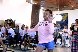 A pequena Zilá, de 8 anos: passista mirim da Mangueira contagiou o grupo que veio conhecer o Tribunal