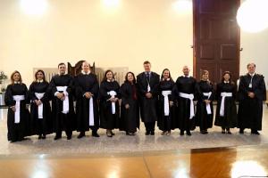 Ao centro, a 1ª vice-presidente do TJRJ, desembargadora Elizabete Filizzola Assunção, com os juízes do 14º Edital que tomaram posse